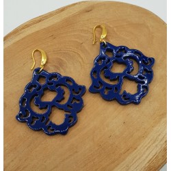 Oorbellen met blauw gelakte Buffelhoorn