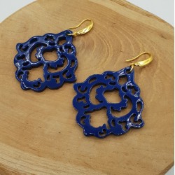 Oorbellen met blauw gelakte Buffelhoorn
