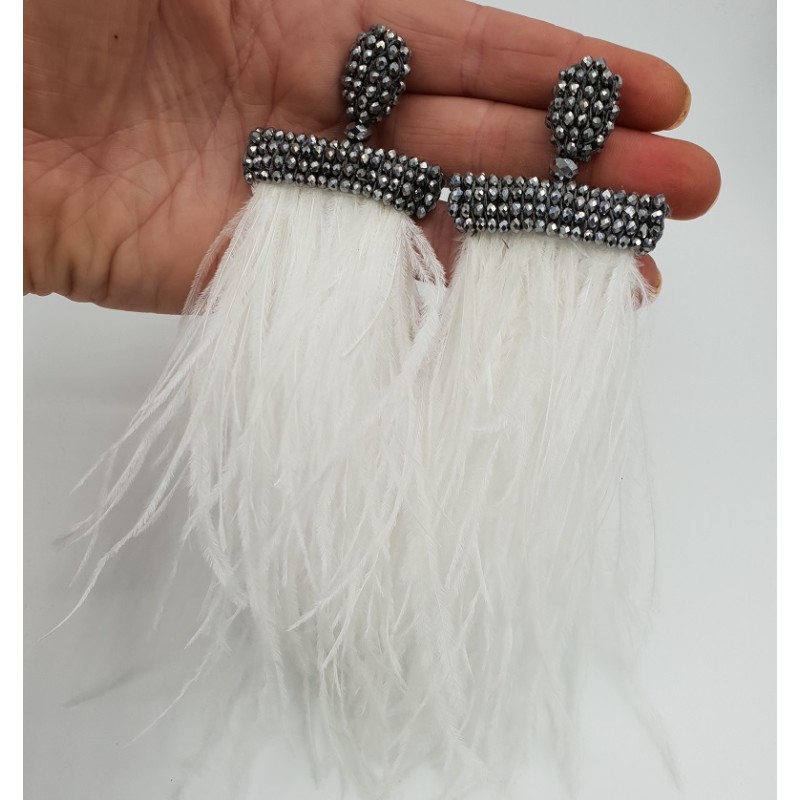Tassel oorbellen met witte veren en zilveren kristallen