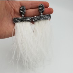 Tassel oorbellen met witte veren en zilveren kristallen