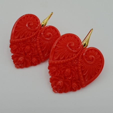 Oorbellen met uitgesneden rood hart