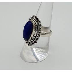 Zilveren ring met ovale Lapis Lazuli en bewerkte kop 17.3 mm