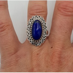 Zilveren ring met ovale Lapis Lazuli en bewerkte kop 17.3 mm