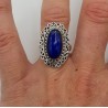 Zilveren ring met ovale Lapis Lazuli en bewerkte kop 17.3 mm