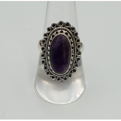 Zilveren ring met ovale cabochon Amethist en bewerkte kop 18