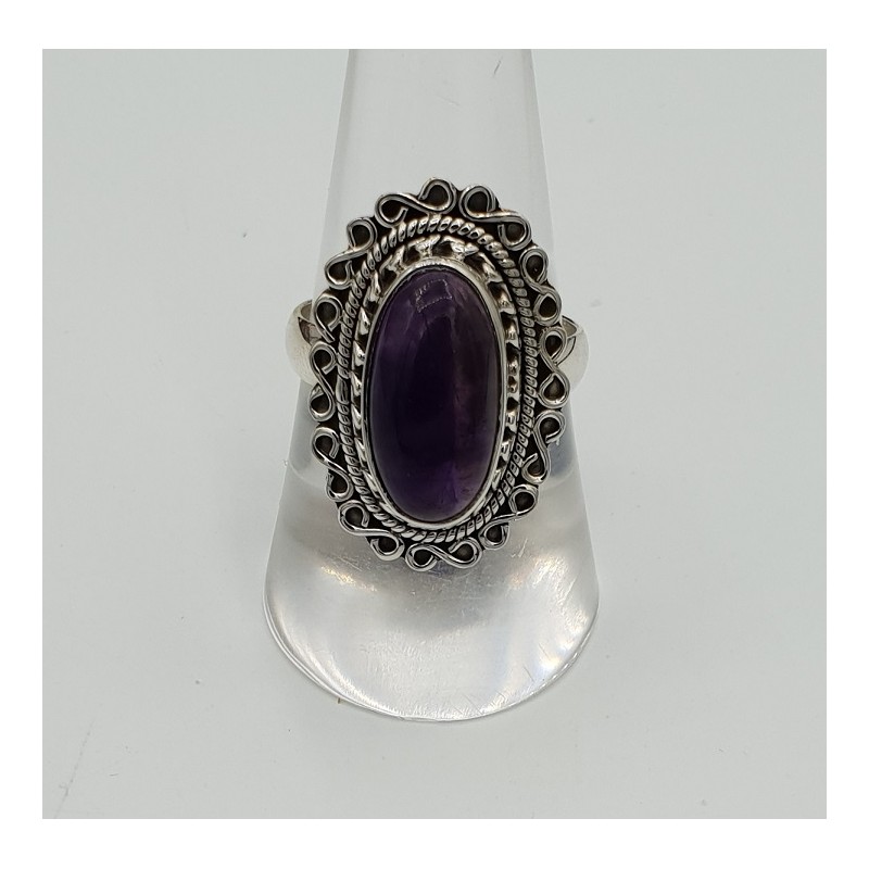 Zilveren ring met ovale cabochon Amethist en bewerkte kop 18