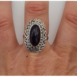 Zilveren ring met ovale cabochon Amethist en bewerkte kop 18