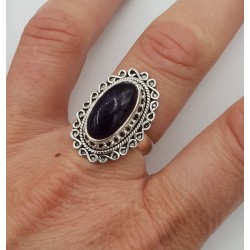 Zilveren ring met ovale cabochon Amethist en bewerkte kop 18