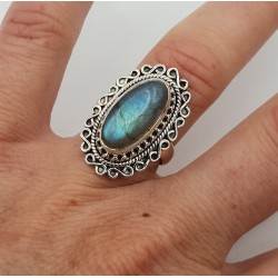Zilveren ring gezet met ovale Labradoriet en bewerkte kop 16.5 mm