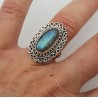 Zilveren ring gezet met ovale Labradoriet en bewerkte kop 16.5 mm