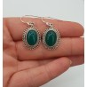 Zilveren oorbellen met ovale cabochon geslepen groene Onyx