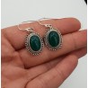 Zilveren oorbellen met ovale cabochon geslepen groene Onyx