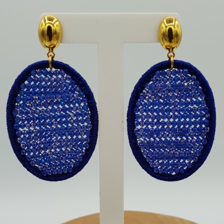 Oorbellen met ovale hanger van zijdedraad en blauwe kristallen