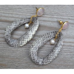 Vergulde oorbellen wavy ring van Slangenleer en roze Chalcedoon