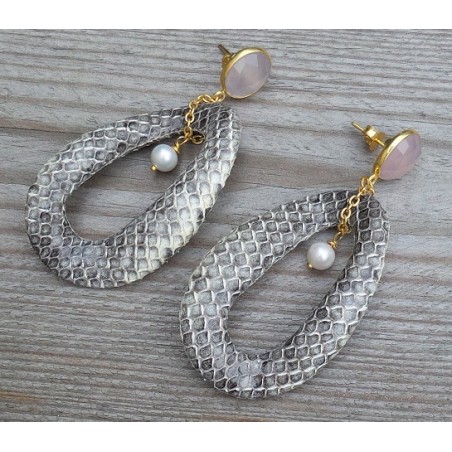 Vergulde oorbellen wavy ring van Slangenleer en roze Chalcedoon