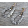 Vergulde oorbellen wavy ring van Slangenleer en roze Chalcedoon