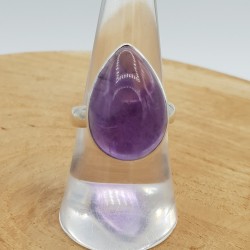Zilveren ring gezet met druppelvormige cabochon Amethist 17.5 mm