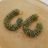 Glassberry creolen met sprankeling groene kristallen