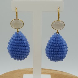 Vergulde oorbellen met grijze Chalcedoon en druppel van blauwe kristallen