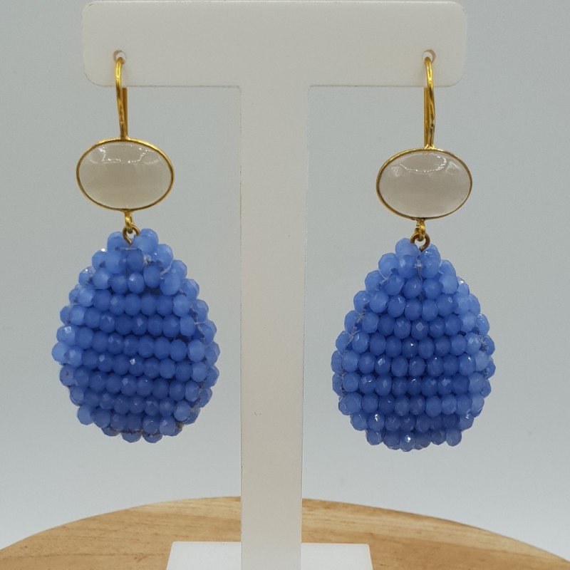 Vergulde oorbellen met grijze Chalcedoon en druppel van blauwe kristallen