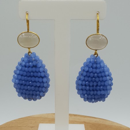 Vergulde oorbellen met grijze Chalcedoon en druppel van blauwe kristallen