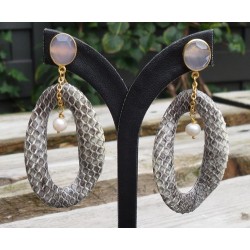 Vergulde oorbellen wavy ring van Slangenleer en roze Chalcedoon