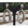 Vergulde oorbellen wavy ring van Slangenleer en roze Chalcedoon