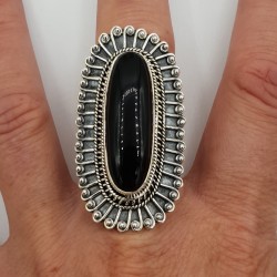 Zilveren ring met grote ovale bewerkte kop met zwarte Onyx 18.5 mm