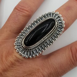 Zilveren ring met grote ovale bewerkte kop met zwarte Onyx 18.5 mm
