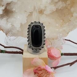 Zilveren ring met rechthoekige zwarte Onyx en bewerkte kop 18.5 mm