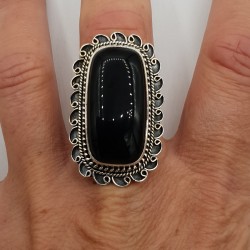 Zilveren ring met rechthoekige zwarte Onyx en bewerkte kop 18.5 mm