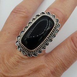 Zilveren ring met rechthoekige zwarte Onyx en bewerkte kop 18.5 mm