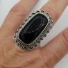Zilveren ring met rechthoekige zwarte Onyx en bewerkte kop 18.5 mm