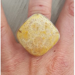 Zilveren ring gezet met vierkante Fossiel Koraal 17.3 mm
