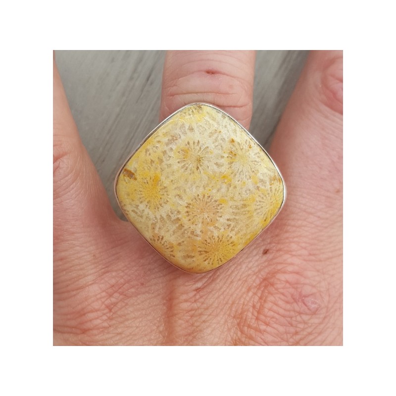 Zilveren ring gezet met vierkante Fossiel Koraal 17.3 mm