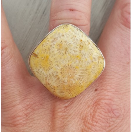 Zilveren ring gezet met vierkante Fossiel Koraal 17.3 mm