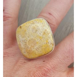 Zilveren ring gezet met vierkante Fossiel Koraal 17.3 mm