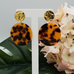 Vergulde oorbellen met ronde resin hanger