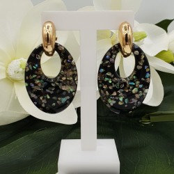 Creolen met ovale resin hanger met stukjes schelp