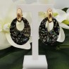 Creolen met ovale resin hanger met stukjes schelp