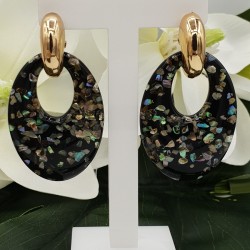 Creolen met ovale resin hanger met stukjes schelp