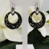 Creolen met ronde resin hanger met stukjes schelp