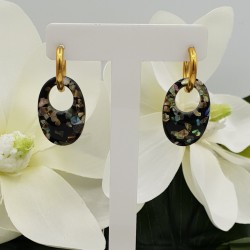 Creolen met kleine ovale resin hanger met stukjes schelp