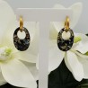 Creolen met kleine ovale resin hanger met stukjes schelp