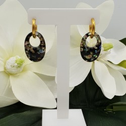 Creolen met kleine ovale resin hanger met stukjes schelp
