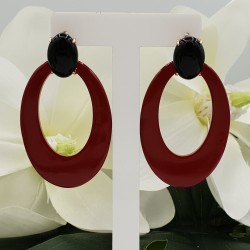 Rosé vergulde oorknoppen met Onyx en rood gelakte Buffelhoorn hanger
