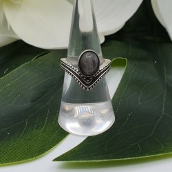 Zilveren V shape ring gezet met Labradoriet 16.5 mm