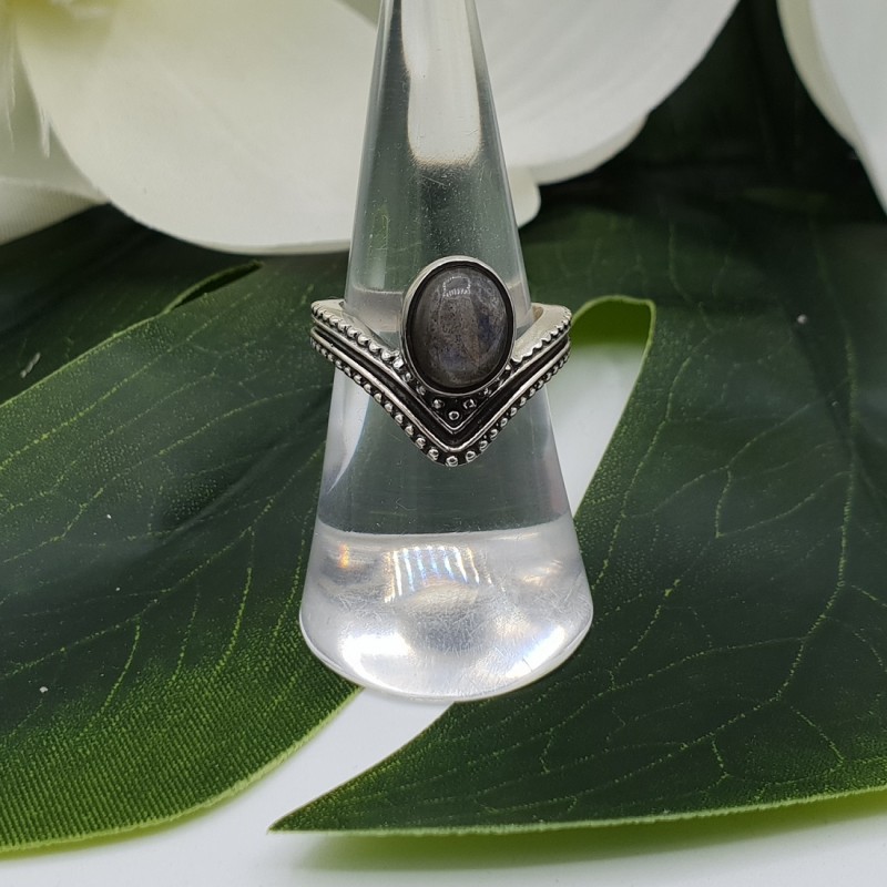Zilveren V shape ring gezet met Labradoriet 16.5 mm
