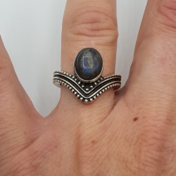 Zilveren V shape ring gezet met Labradoriet 16.5 mm