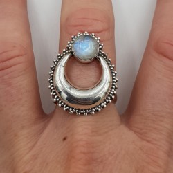 Zilveren halve maan ring gezet met ronde regenboog Maansteen